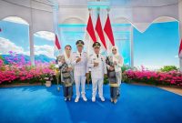 Foto Keluarga Bupati Dan Wakil Bupati Bolmut Bersama Istri Usai Pelantikan